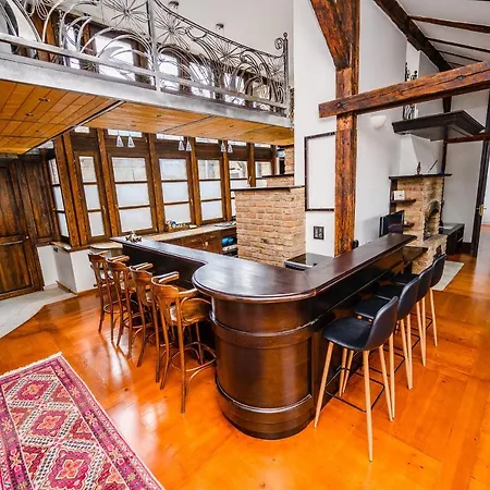 Διαμέρισμα Unique Spacious 4bdr - City Center *